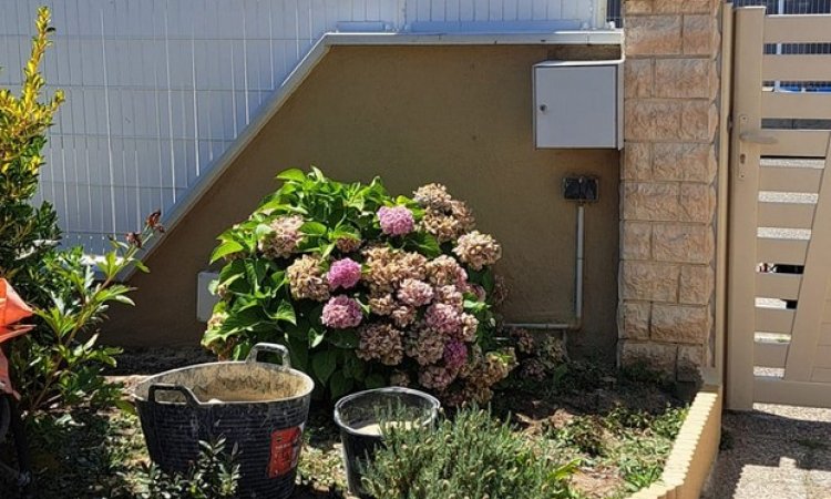 Chantier de pose de crépi sur muret à Belleville-en-Beaujolais