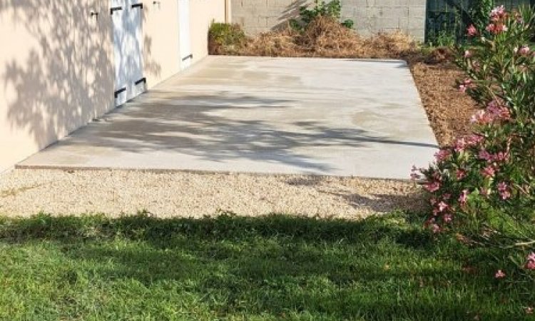 Réalisation d'un terrassement et d'une dalle en béton de 8.5x3.5 à Belleville-en-Beaujolais